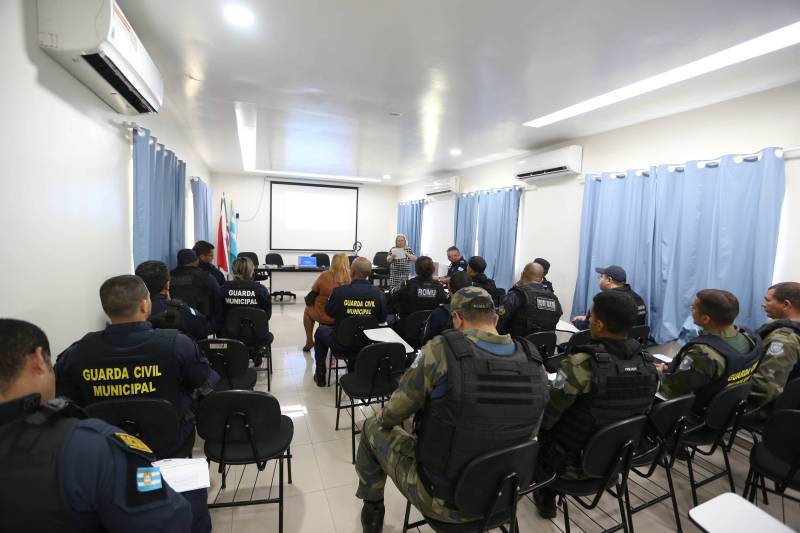 Agentes participando da palestra