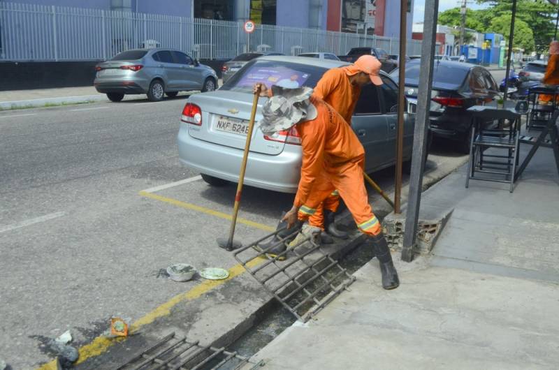 Desobstrução de valas.