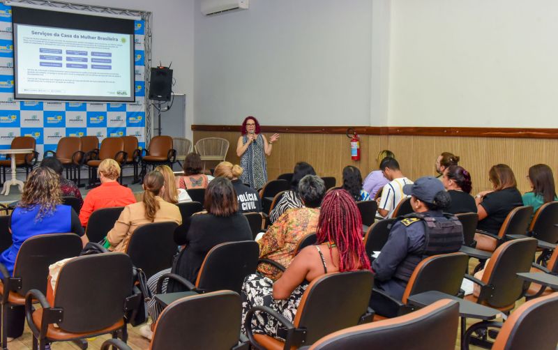 Formação dos servidores do município com representantes do Ministério das Mulheres no auditório da Semed