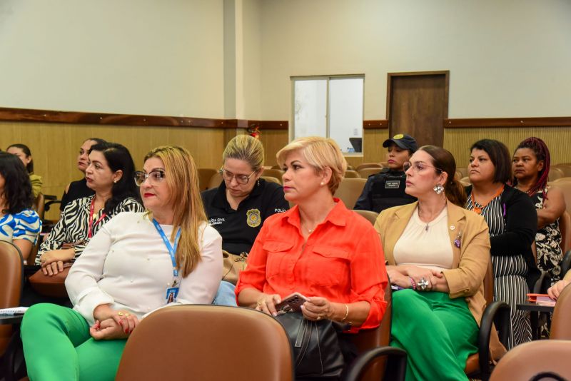 Formação dos servidores do município com representantes do Ministério das Mulheres no auditório da Semed