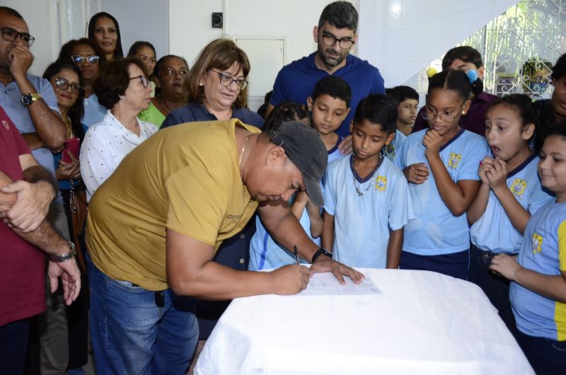 Assinatura de ordem de serviço para reforma da EMEF Raul Vicente no Centro