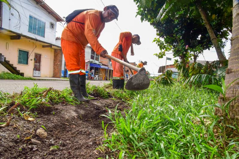 Agentes de limpeza da Seurb desobstruindo valas. 