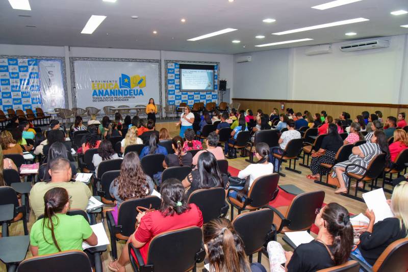 Novos servidores aprovados em PSS se formam para atuar na educação especial de escolas do município