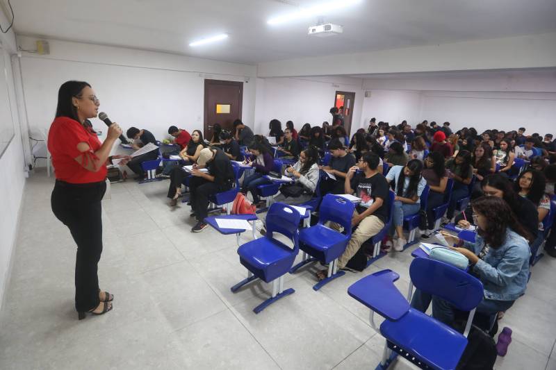 Professora ministrando aula no cursinho