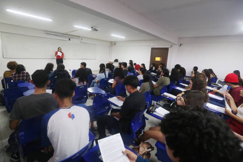Alunos assistem aula 