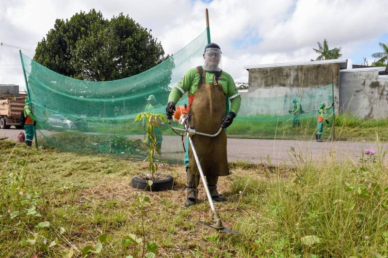 O mutirão aconteceu em várias ruas da comunidade do Warislândia. 