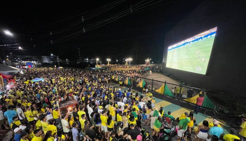 Torcedores assistindo o jogo da seleção no Parque Vila Maguary. 
