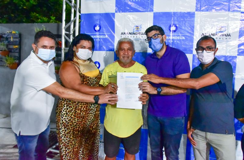 Ato de etrega de títulos de propriedade na comunidade Parque Daiel Reis