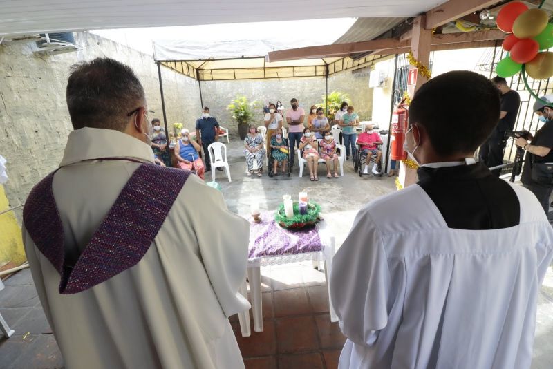 Entrega de presente de natal no abrigo dos idosos com Benção do Pe. Chicão.  Rod. Br 316