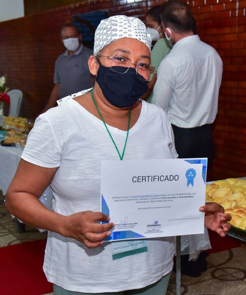 Entrega de certificação do curso de culinária em panificação. Conj Júlia Seffer