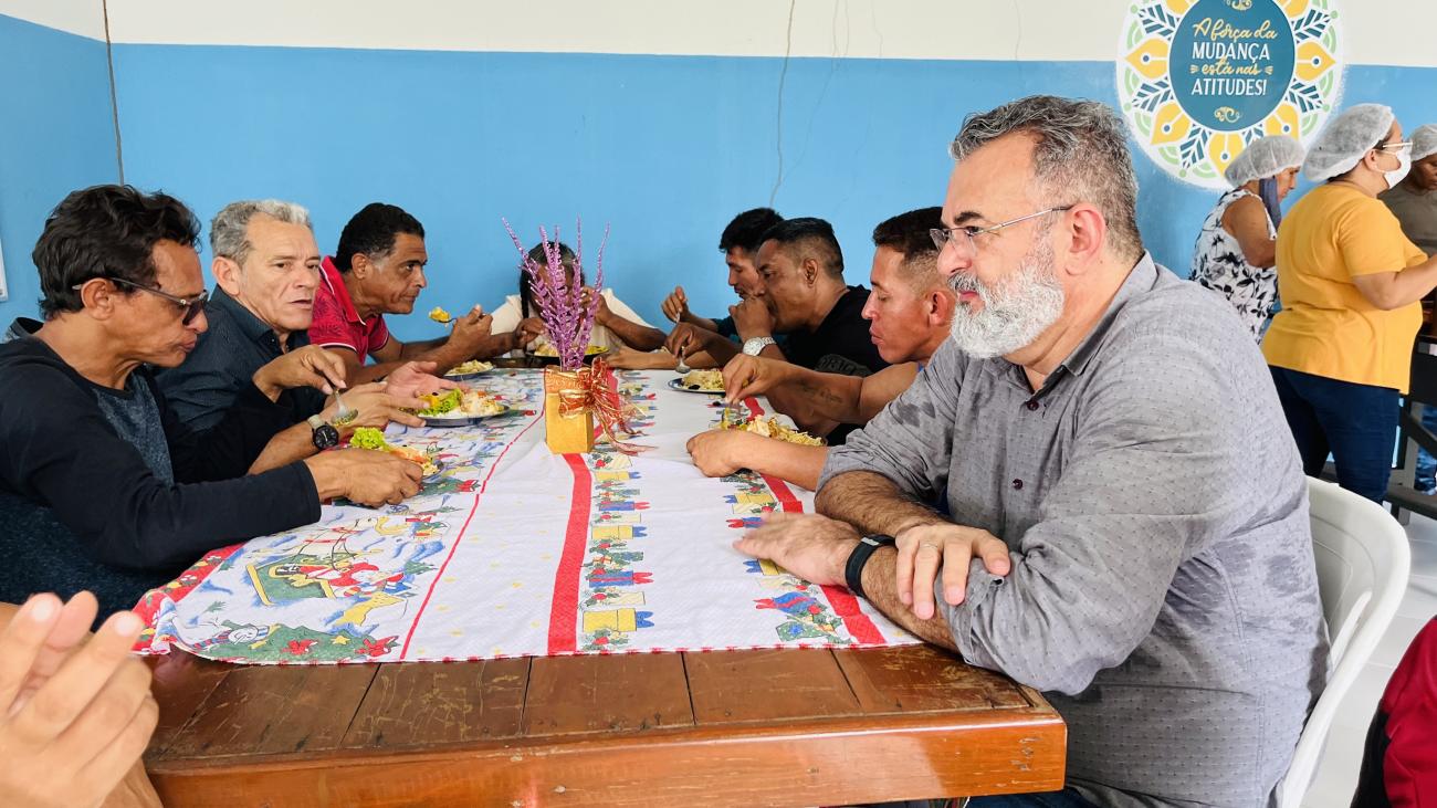 Grupo Amizade Solidária promove Ceia de Natal para pessoas em situação de  rua · AeP