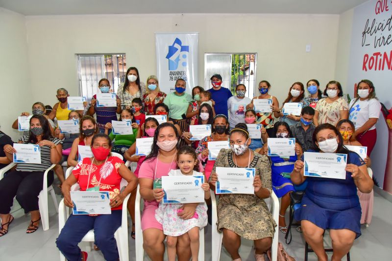 Entrega de Certificação dos cursos artesanais de panificação e biojoias; curso de pintura em tecidos. CRAS 40 horas