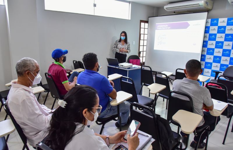 Visita dos batedores artesanais de açaí do lado Sul à Casa do Açaí