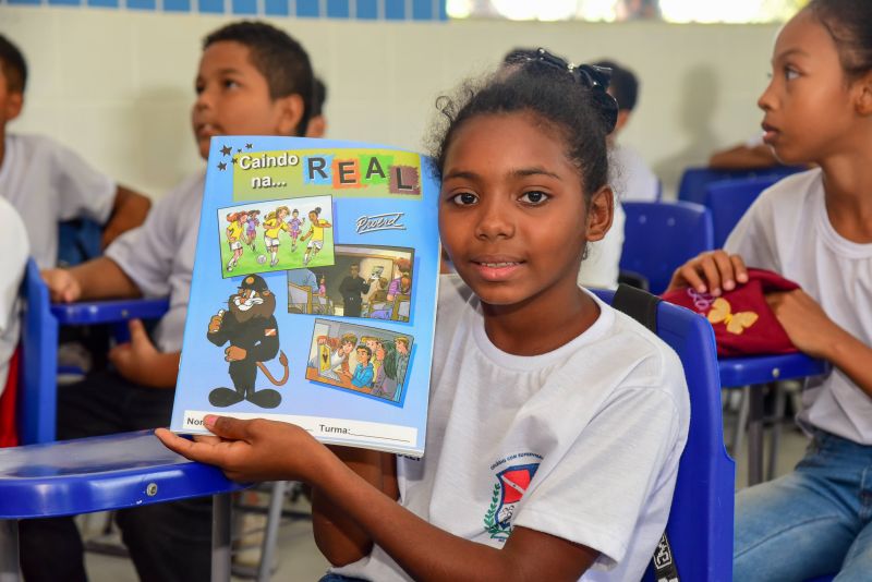 Entrega aos alunos do 6º ao 9º ano de material didático do Proerd, EMEF Pe Pietro Gerosa no Aurá