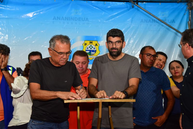 Assinatura de O.S para construção da praça quadra Bosque, bairro Distrito Industrial 