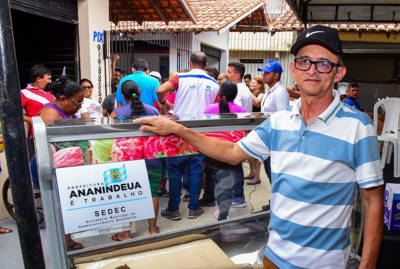 Entrega de equipamentos para os feirantes da feira do Francisquinho no bairro Jaderlândia