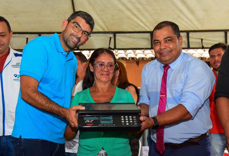 Entrega de equipamentos para os feirantes da feira do Francisquinho no bairro Jaderlândia