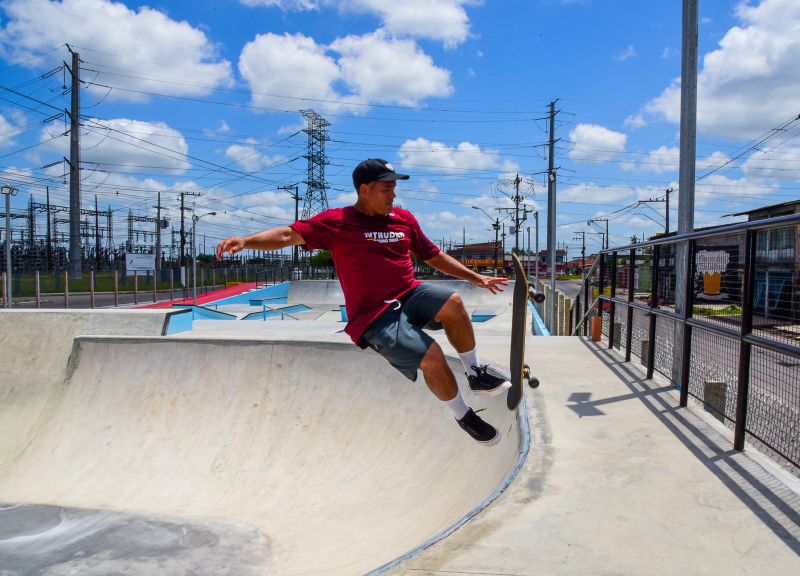 Fotos de apoio de ciclista e sketistas na pista Radical do Curuçambá