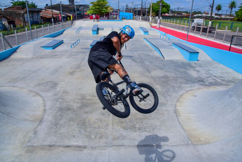 Fotos de apoio de ciclista e sketistas na pista Radical do Curuçambá