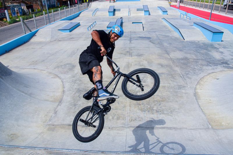 Fotos de apoio de ciclista e sketistas na pista Radical do Curuçambá