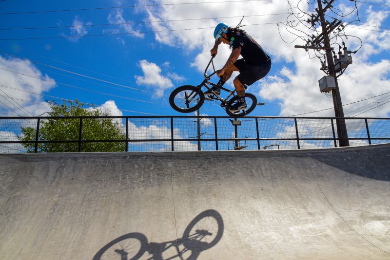 Fotos de apoio de ciclista e sketistas na pista Radical do Curuçambá