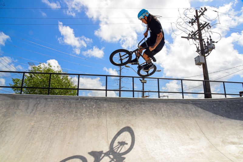 Fotos de apoio de ciclista e sketistas na pista Radical do Curuçambá