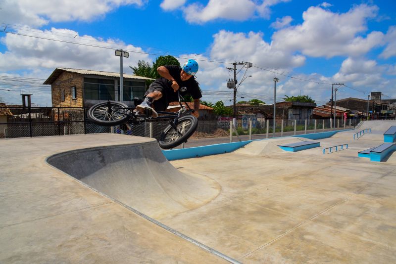 Fotos de apoio de ciclista e sketistas na pista Radical do Curuçambá