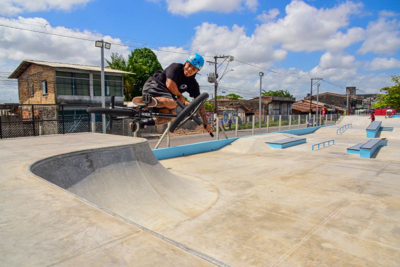 Fotos de apoio de ciclista e sketistas na pista Radical do Curuçambá