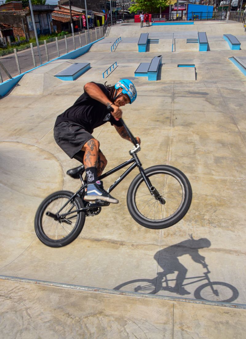 Fotos de apoio de ciclista e sketistas na pista Radical do Curuçambá