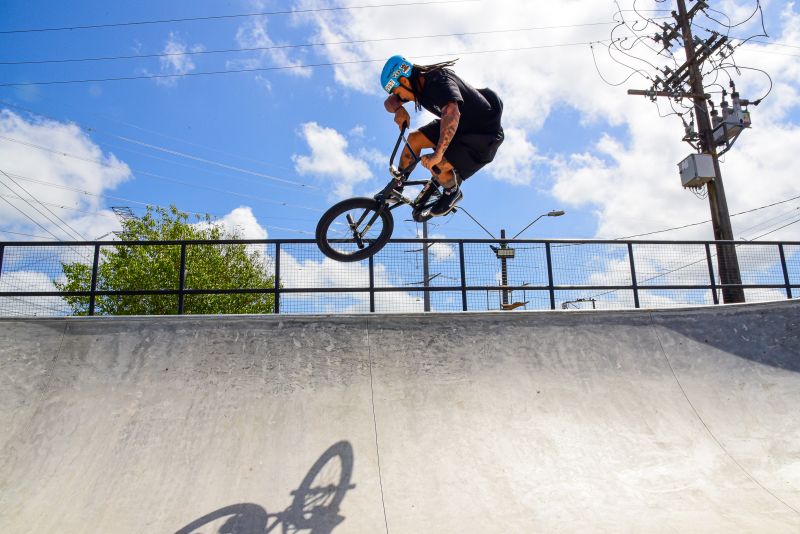 Fotos de apoio de ciclista e sketistas na pista Radical do Curuçambá