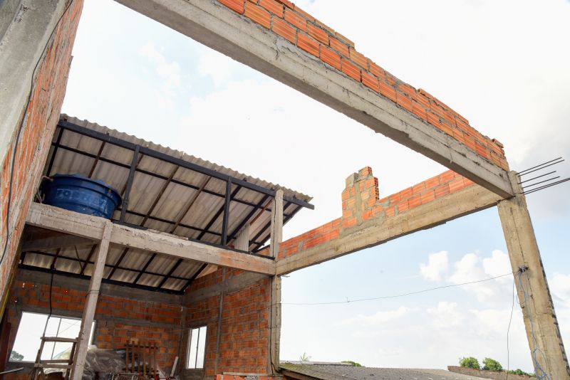 Imagens de casas destelhadas no 40horas próximo a Independência, com a vistoria da Defesa Civil Municipal