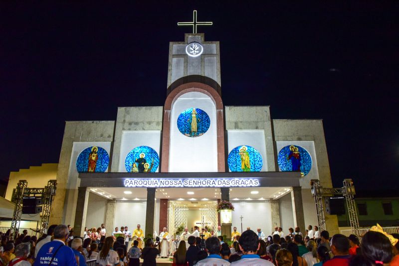 Traslado da imagem peregrina de Nossa Senhora de Nazaré, na frente do Mercado Central, prefeitura e missa na igreja matriz Nossa Senhora das Graças