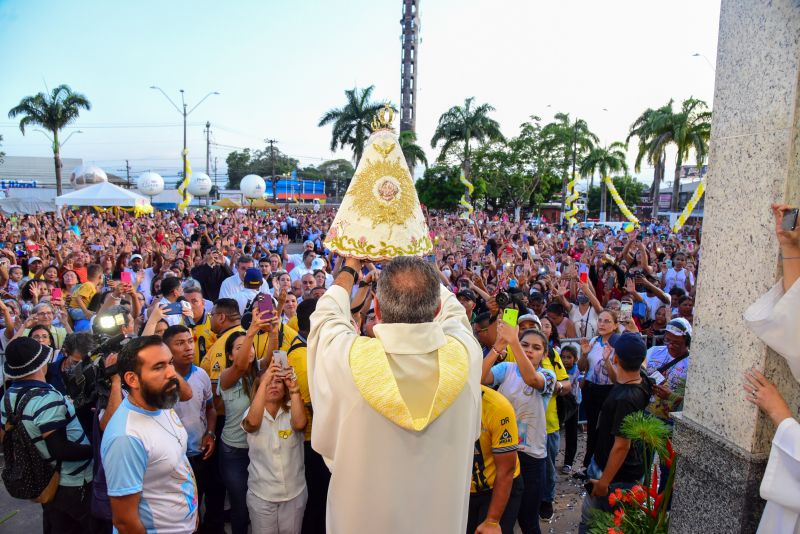 Traslado da imagem peregrina de Nossa Senhora de Nazaré, na frente do Mercado Central, prefeitura e missa na igreja matriz Nossa Senhora das Graças