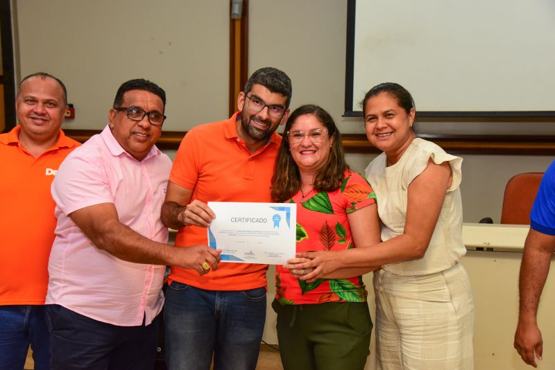 Entrega de Certificados dos Cursos de Informática Básica, confeitaria, culinária e assistente administrativo