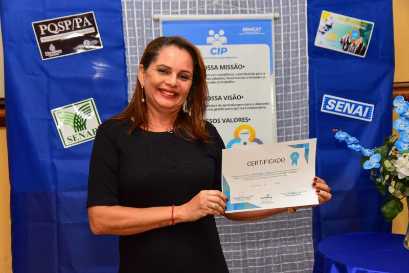 Entrega de Certificados dos Cursos de Informática Básica, confeitaria, culinária e assistente administrativo