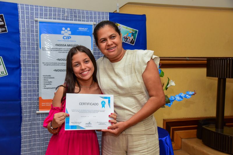 Entrega de Certificados dos Cursos de Informática Básica, confeitaria, culinária e assistente administrativo