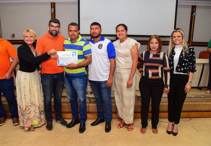 Entrega de Certificados dos Cursos de Informática Básica, confeitaria, culinária e assistente administrativo