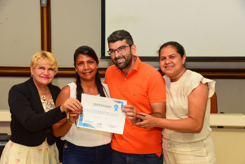 Entrega de Certificados dos Cursos de Informática Básica, confeitaria, culinária e assistente administrativo