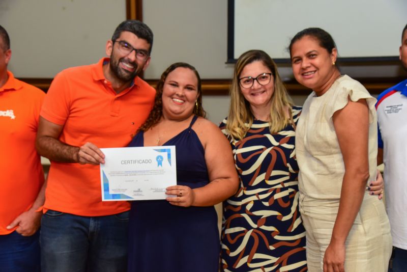 Entrega de Certificados dos Cursos de Informática Básica, confeitaria, culinária e assistente administrativo