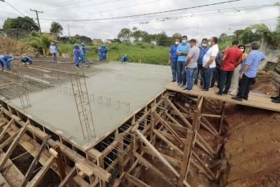 Prefeito doutor Daniel visita as obras de construção da nova ponte do canal Ariri.