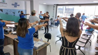 Servidores participam de sessão de ginástica laboral