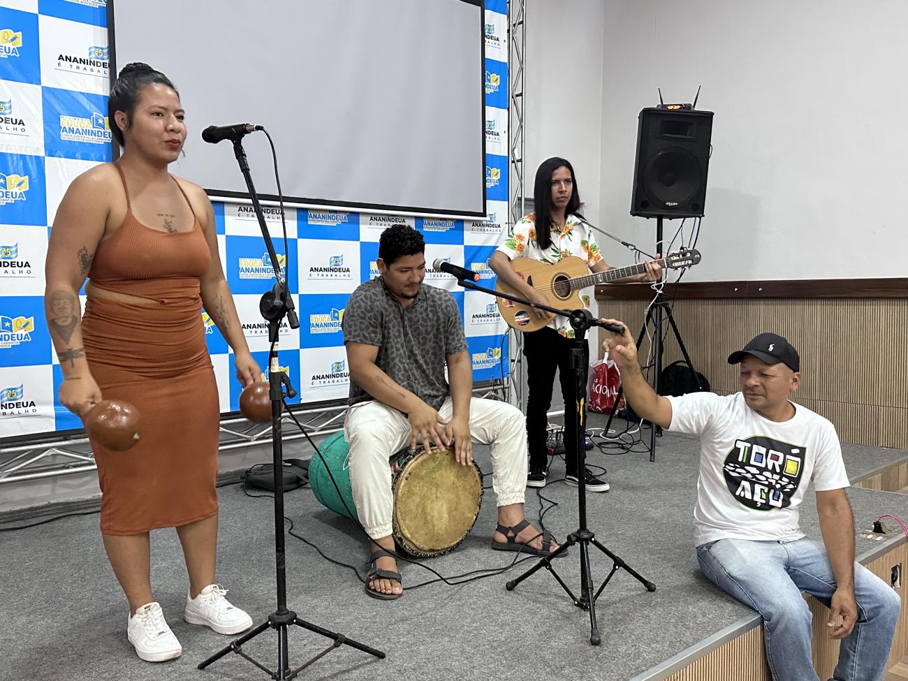 O GHEDA DESEJA A TODOS (AS) UM FELIZ NATAL E UM PRÓSPERO ANO NOVO! - GHEDA  - Grupo de Pesquisa História da Educação na Amazônia