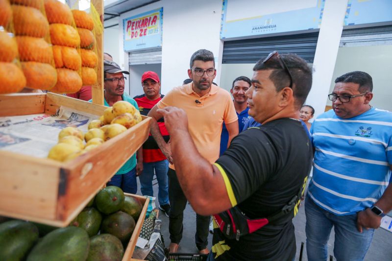 Entrega de equipamentos para feirantes do Jaderlândia