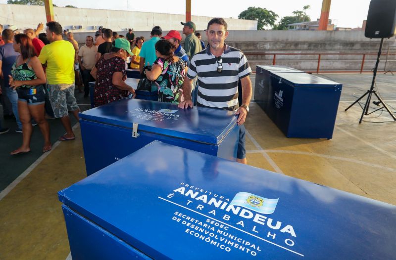 Entrega de equipamentos para feirantes do Jaderlândia