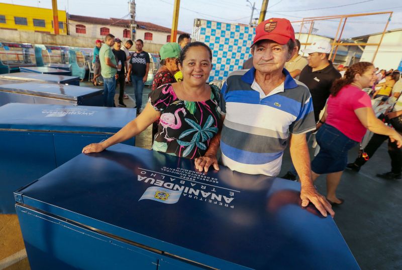 Entrega de equipamentos para feirantes do Jaderlândia