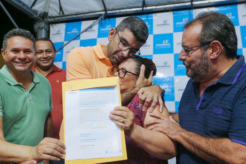 Entrega de títulos de propriedade na comunidade Todos os Santos no bairro do Coqueiro