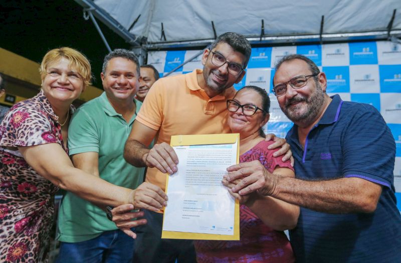 Entrega de títulos de propriedade na comunidade Todos os Santos no bairro do Coqueiro