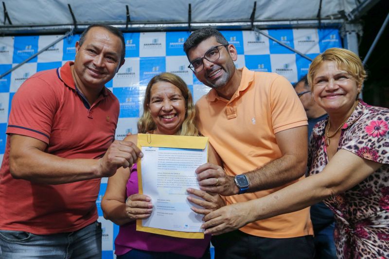 Entrega de títulos de propriedade na comunidade Todos os Santos no bairro do Coqueiro