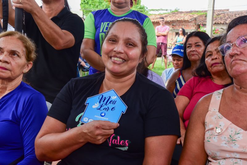 Entrega de Títulos de Propriedade na Comunidade Floresta Parque, através do Programa Ananindeua Legal no bairro Centro