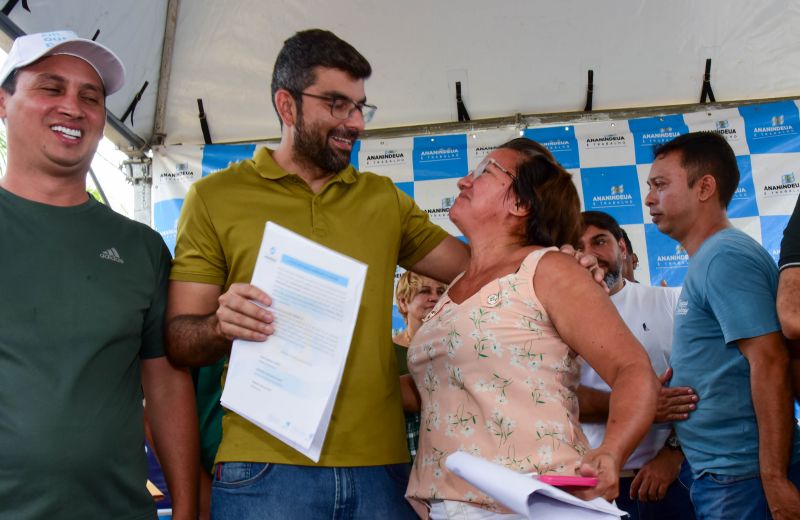 Entrega de Títulos de Propriedade na Comunidade Floresta Parque, através do Programa Ananindeua Legal no bairro Centro